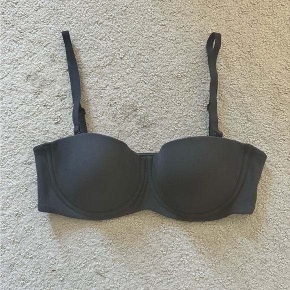 Skims strapless bra (with attachable straps) - Picture 2 of 3